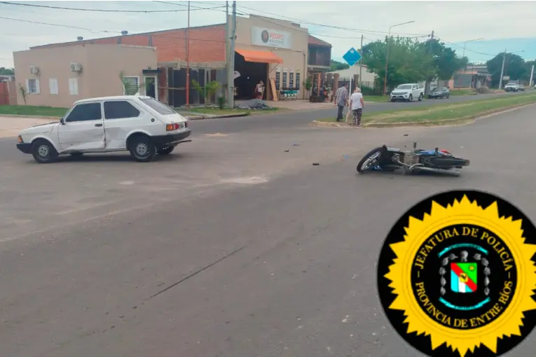 Un hombre sufrió gravísimas fracturas tras choque entre moto y auto