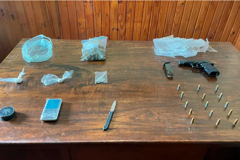 Secuestraron en Gualeguaychú, drogas y un arma a "barras" que viajaban a Uruguay