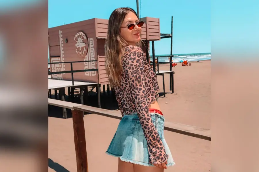 Stephanie Demner encendi&oacute; el verano con bikini roja y jean