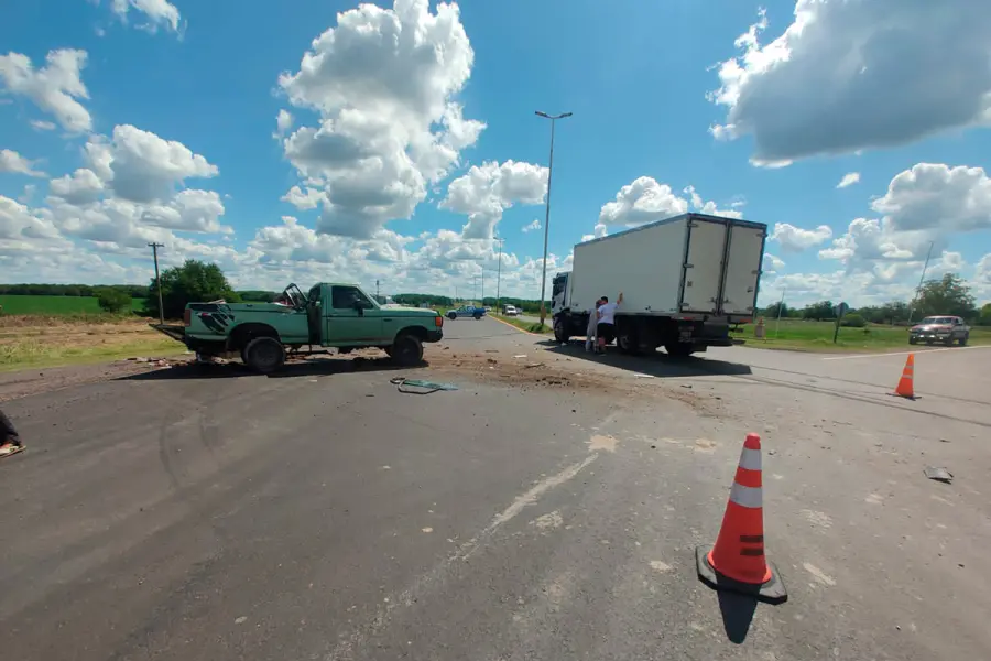 Accidente en acceso a Viale por Ruta 32 (foto Polic&iacute;a de Entre R&iacute;os)