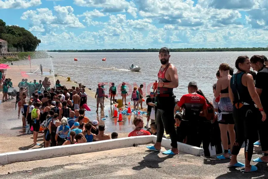 Los atletas ya se preparan para entra al agua. Foto: Elonce.