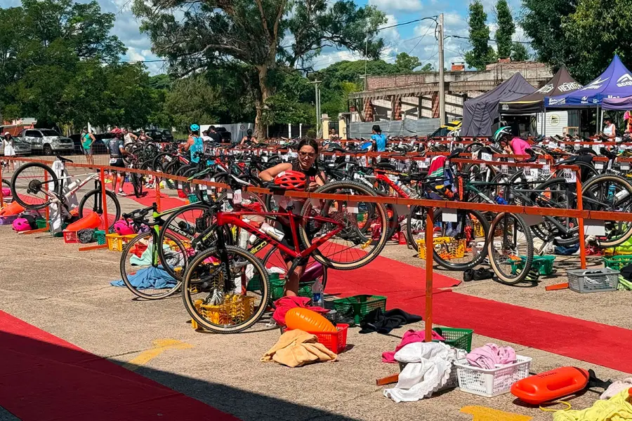 Las bicis esperan a los participantes. Foto: Elonce.