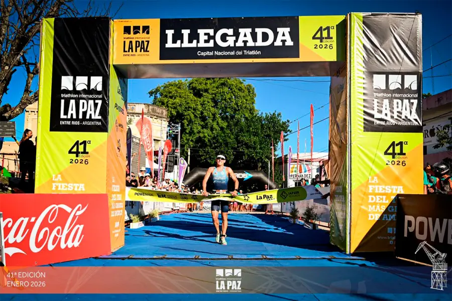 Tadeo Baruffato al llegar a la meta (foto Triatl&oacute;n Internacional de La Paz)