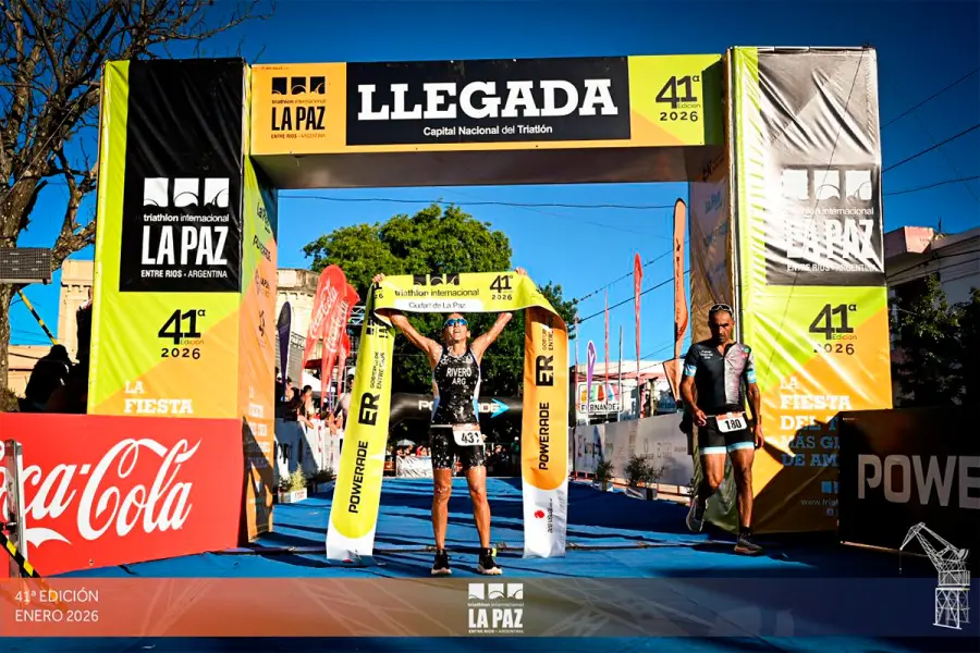 Mar&iacute;a Victoria Rivero al llegar a la meta (foto Triatl&oacute;n Internacional de La Paz)