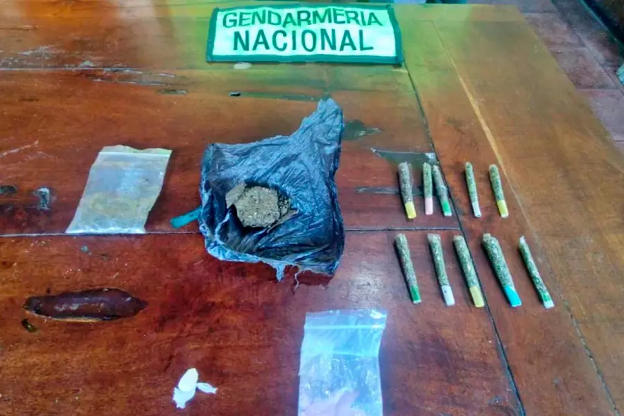 Hallaron drogas en un micro de hinchas durante un operativo (foto Gendarmer&iacute;a Nacional)