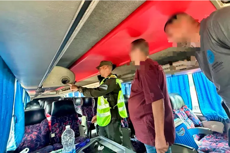 Hallaron drogas ocultas en un colectivo que trasladaba hinchas de regreso de Uruguay