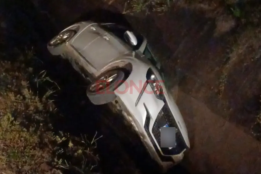 Estaba alcoholizado el conductor que cay&oacute; con su auto en una zanja