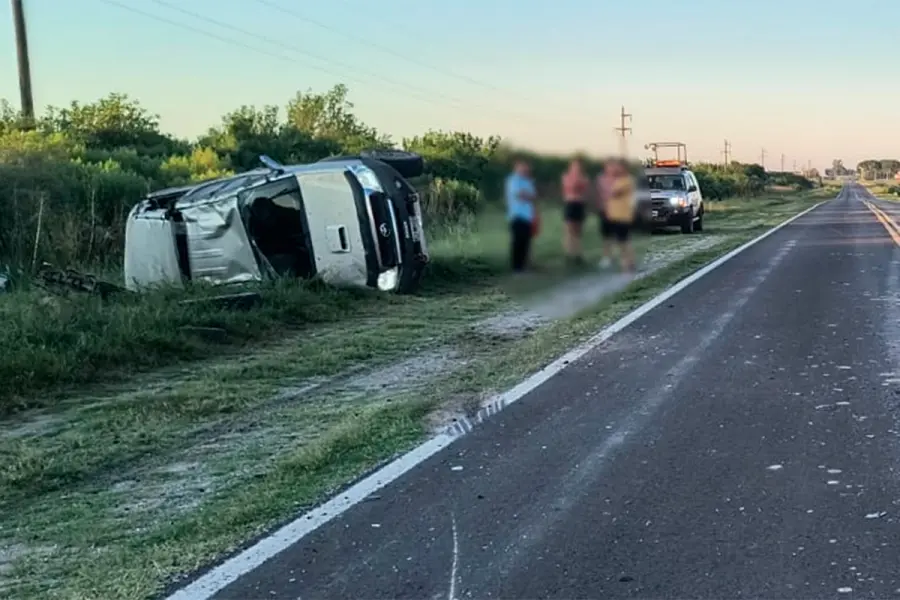 Camioneta impact&oacute; contra un auto que se prendi&oacute; fuego tras el choque