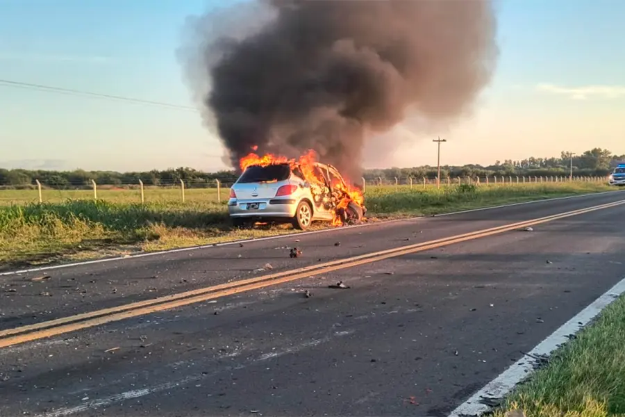 Choque frontal en Ruta 12 termin&oacute; con un auto incendiado