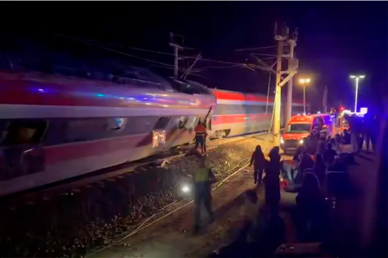 Ascienden a 21 los muertos por descarrilamiento y choque de trenes en España