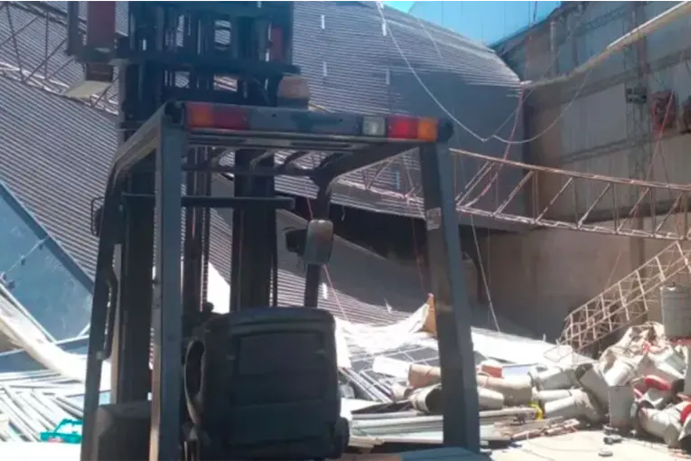 Grave accidente laboral en Viale: cuatro operarios cayeron desde el techo de un galpón