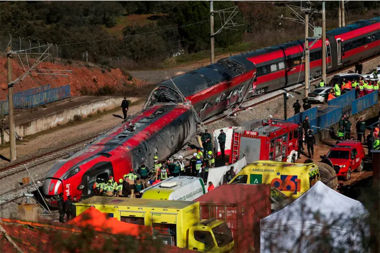 Ascienden a 40 los muertos por descarrilamiento y choque de trenes en España
