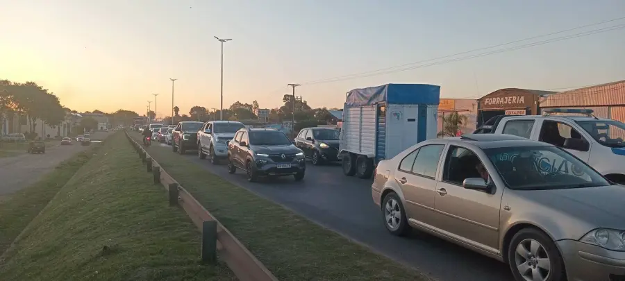 Demoras en el tr&aacute;nsito vehicular por la protesta de trabajadores de la av&iacute;cola Tres Arroyos