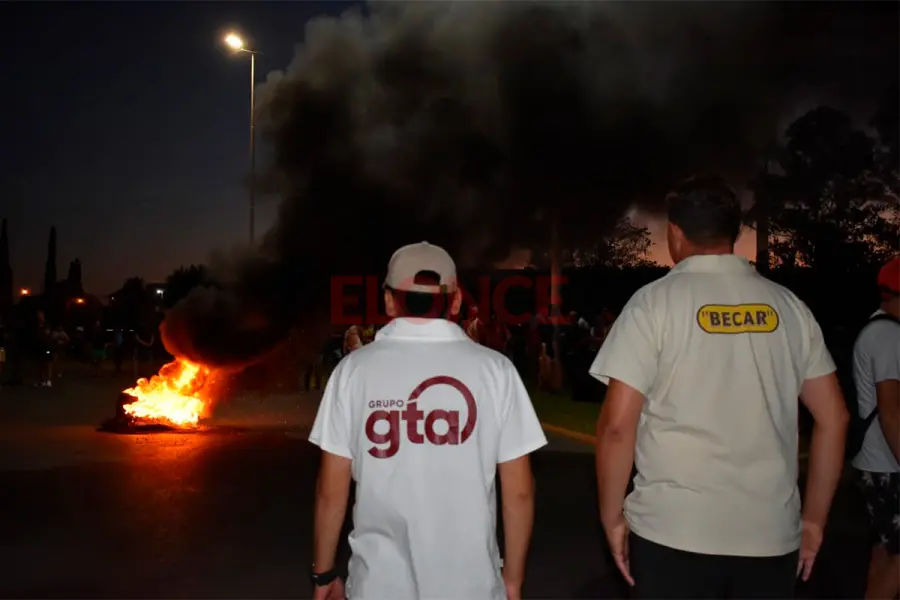 Protesta de trabajadores en Concepci&oacute;n del Uruguay (foto Elonce)