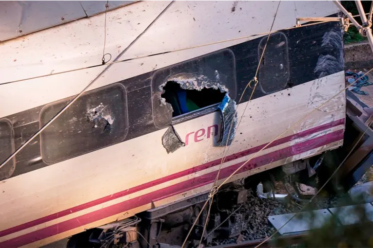 Una niña sobrevivió al choque de trenes donde murió toda su familia: la hallaron caminando descalza por las vías