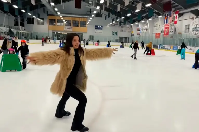 La entrerriana Emilia Mernes cambió el escenario por la pista y debutó sobre el hielo en Nueva York
