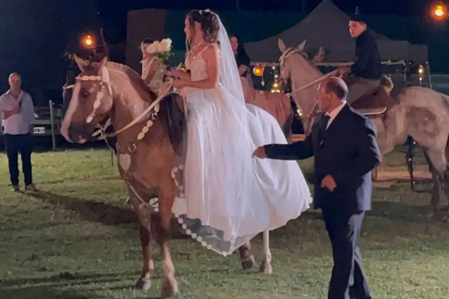 Lleg&oacute; a su casamiento a caballo y conmovi&oacute; a todo un pueblo entrerriano
