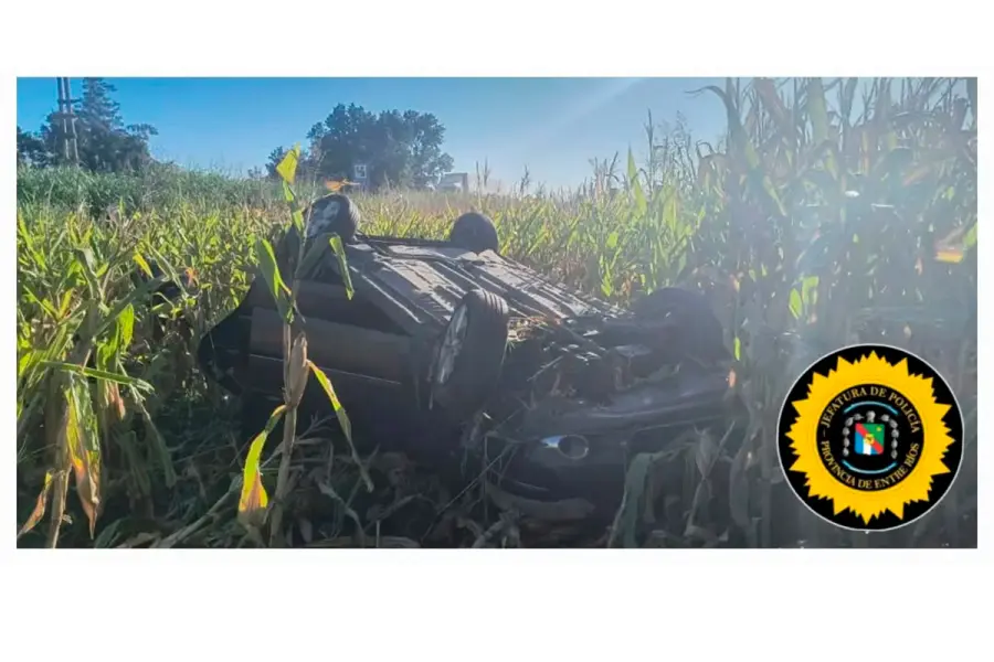 Vuelco sobre Ruta 12, a la altura de Cerrito (foto Polic&iacute;a de Entre R&iacute;os)