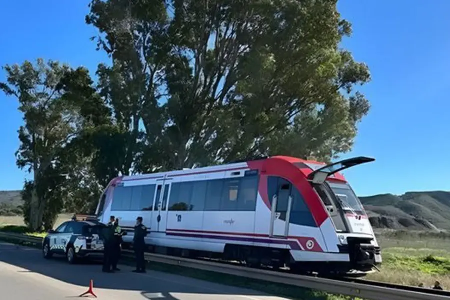 El tren colision&oacute; contra una gr&uacute;a que se encontraba junto a las v&iacute;as.