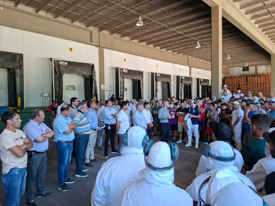 Reuni&oacute;n en Granja Tres Arroyos (foto Gobierno de Entre R&iacute;os)