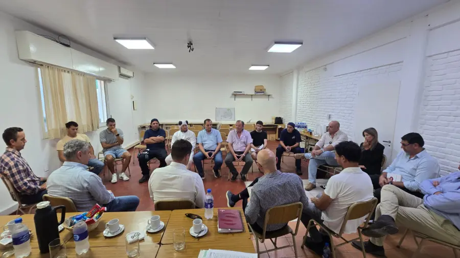 Reuni&oacute;n en Granja Tres Arroyos (foto Gobierno de Entre R&iacute;os)