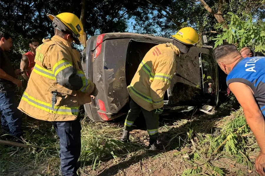 Accidente en avenida Estrada de Paran&aacute; (foto Bomberos Voluntarios)