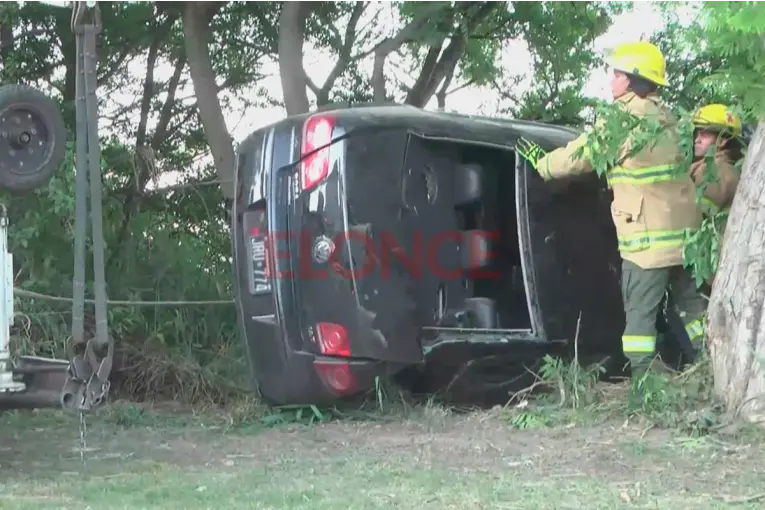 Un auto maniobró para evitar chocar contra otro y quedó volcado sobre el margen del río Paraná