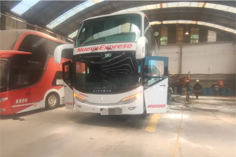 Dos trabajadores heridos tras explosión e incendio en colectivo en reparación