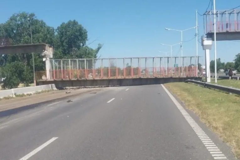 Rosario: una excavadora derribó un puente peatonal por completo en plena Circunvalación