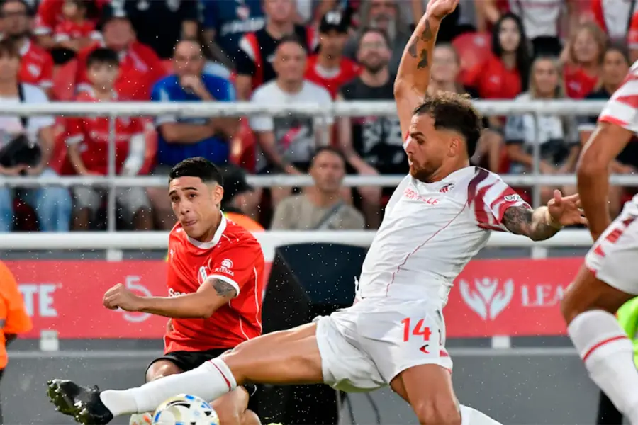 Santiago Montiel fue expulsado al inicio del segundo tiempo