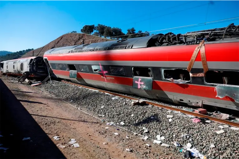 Tragedia ferroviaria en España habría sido causada por una fractura previa en la vía