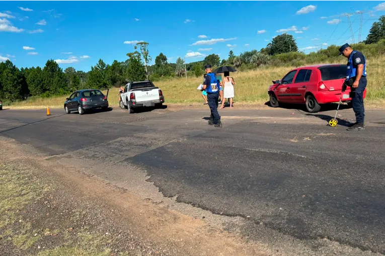 Automovilista frenó por un pozo y provocó un triple choque sobre Ruta 015