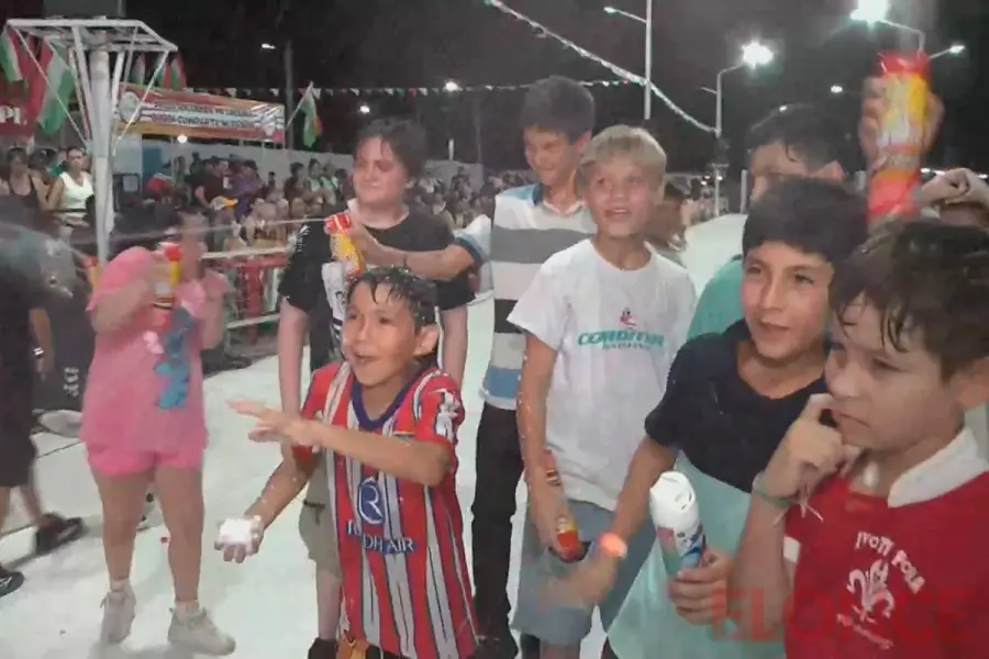 Los ni&ntilde;os disfrutan del juego con espuma, una pr&aacute;ctica tradicional de los carnavales.