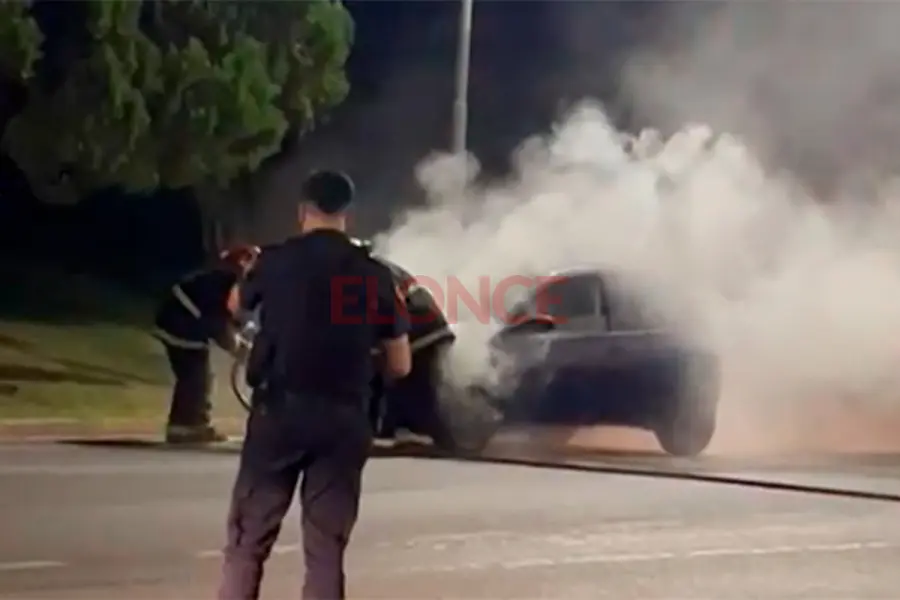 Un auto se prendi&oacute; fuego en la Costanera de Paran&aacute;