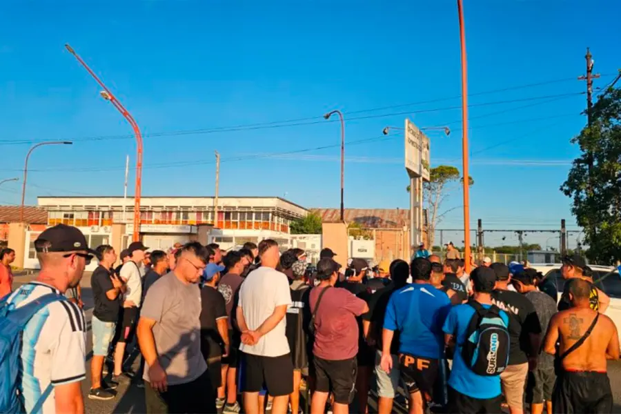 Conflicto gremial en Puerto de Concepci&oacute;n del Uruguay (foto Mundo Gremial)