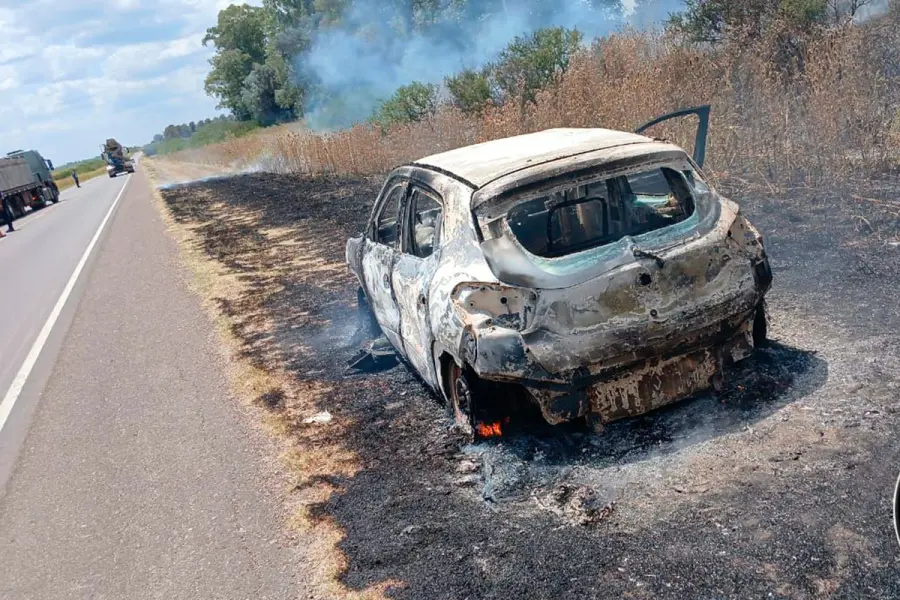 Auto incendiado en Ruta Provincial 16 (foto Polic&iacute;a de Entre R&iacute;os)