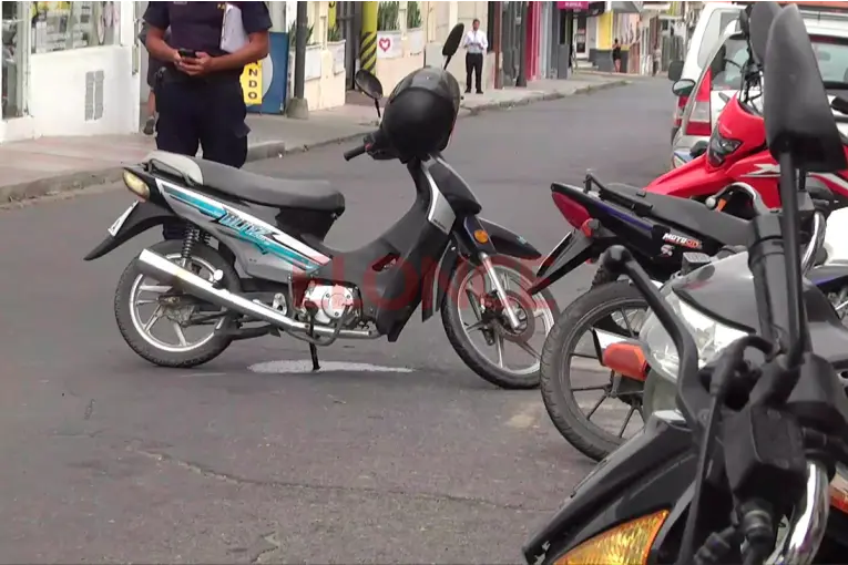 Una motociclista fue arrollada tras caer sobre la calle en esquina céntrica de Paraná
