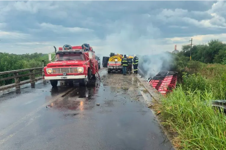 Un fallecido tras despiste e incendio de un camión sobre Ruta Nacional 127