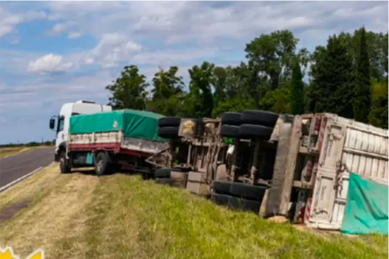 Bajó a la banquina para evitar una colisión y volcó un chasis cargado de trigo en Ruta Provincial 32