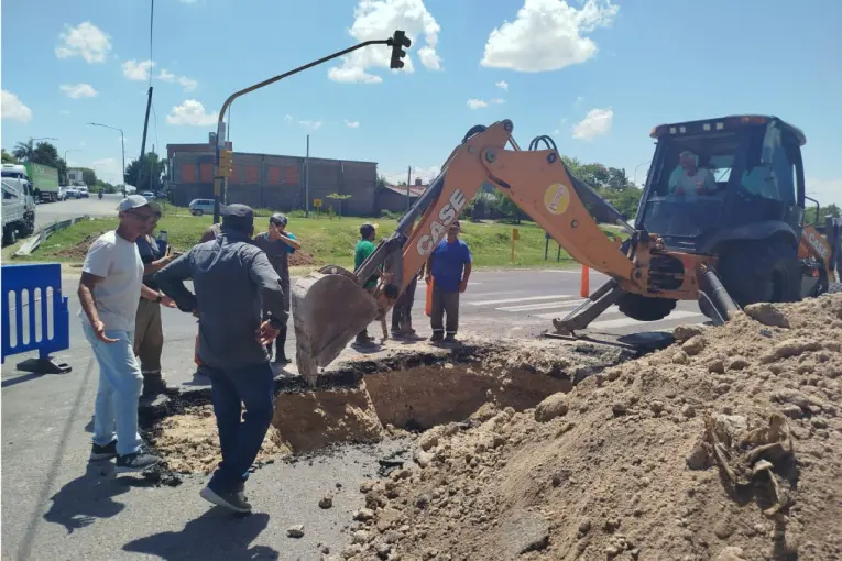 Reemplazaron un tramo de red de agua potable debajo de avenida Circunvalación
