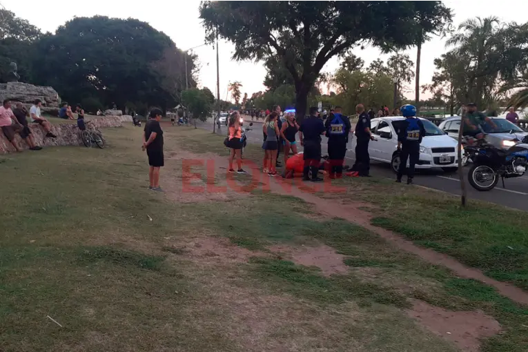 Un auto chocó a una ciclista en la Costanera de Paraná: la mujer sufrió heridas, pero está fuera de peligro