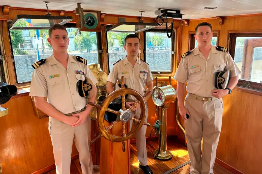 Parte de la tripulaci&oacute;n del guardacostas Mandub&iacute; (foto Aire de Santa Fe)