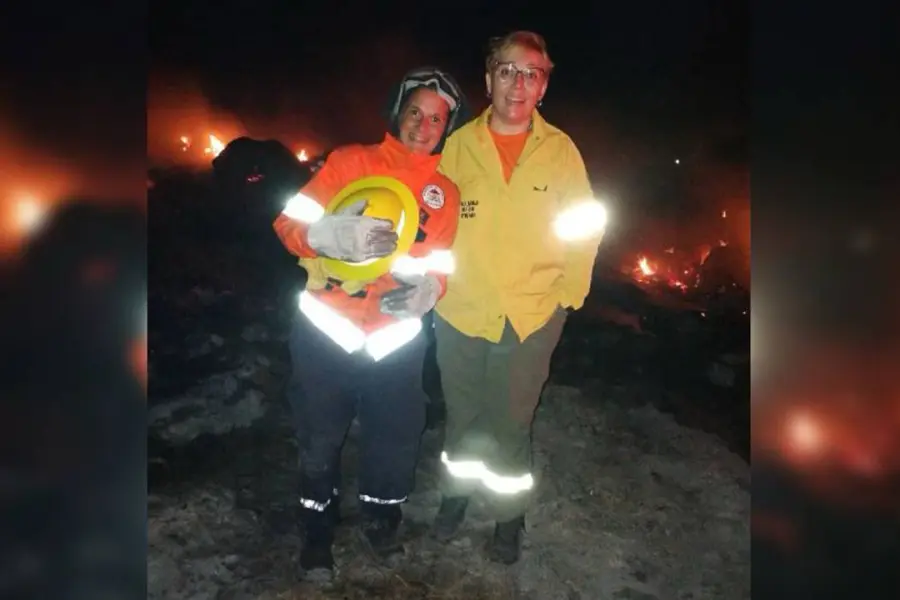 Yamila Acedo combati&oacute; el fuego junto a los bomberos. Foto: Entre R&iacute;os Ahora.