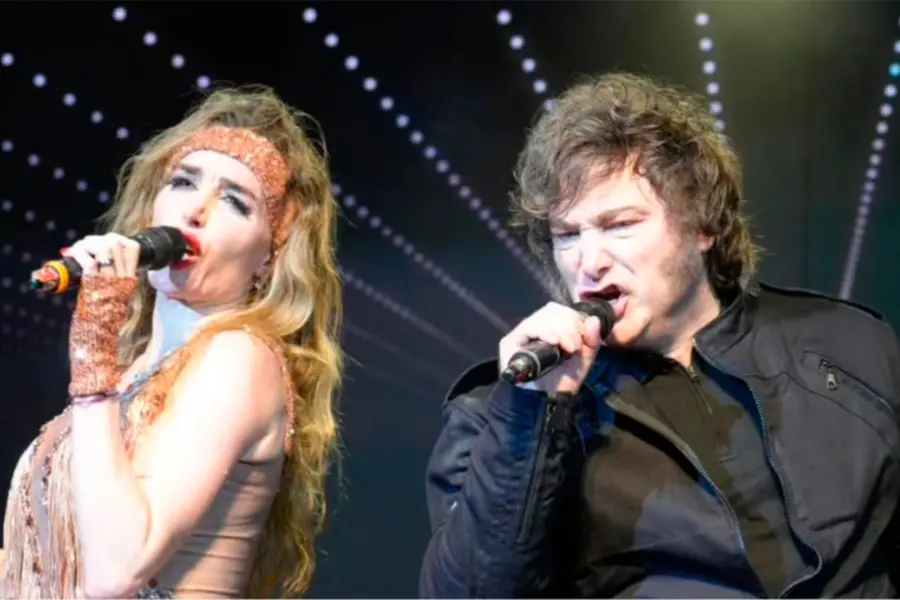 Milei en el teatro con F&aacute;tima Florez.