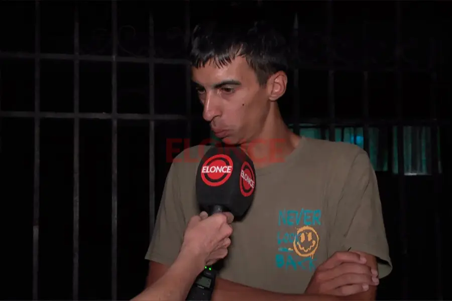 Marcelo Sierra, el canillita que recibi&oacute; un gesto solidario de un vecino. Foto: Elonce.