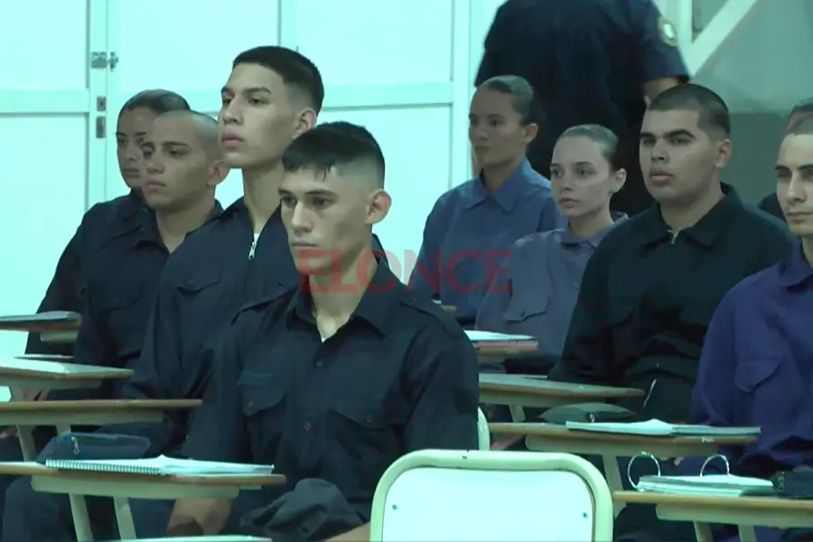 Nuevos aspirantes a la fuerza policial (foto Elonce)