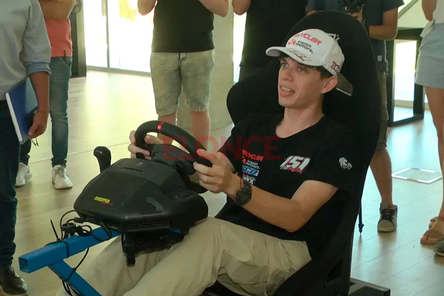 Exequiel Bastidas prob&oacute; el simulador. Foto: Elonce.