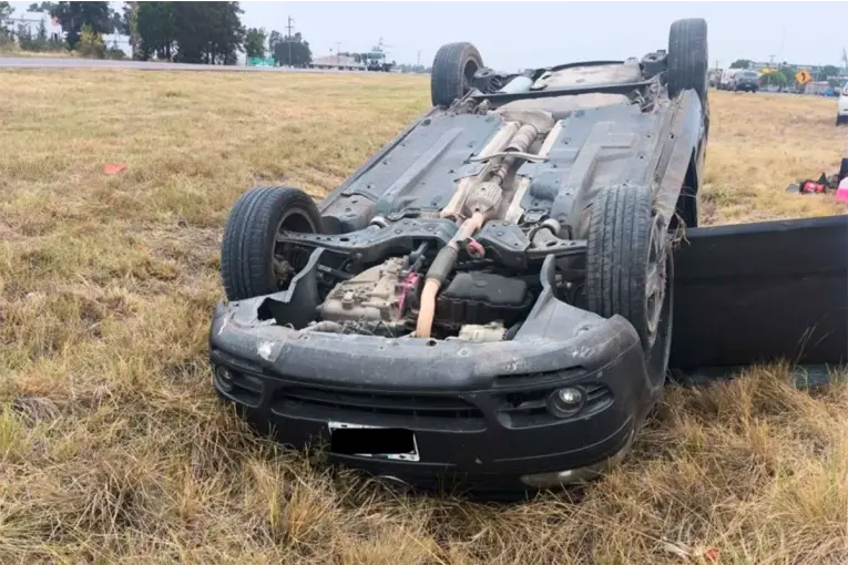 Un auto volcó y dejó cuatro heridos en Ruta 14