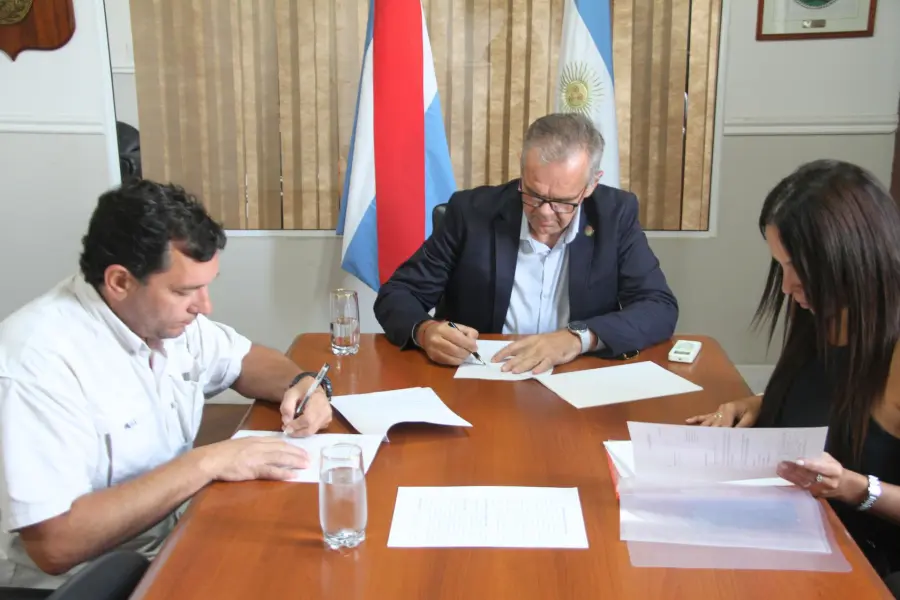 Firma de convenio para obras (foto Gobierno de Entre R&iacute;os)