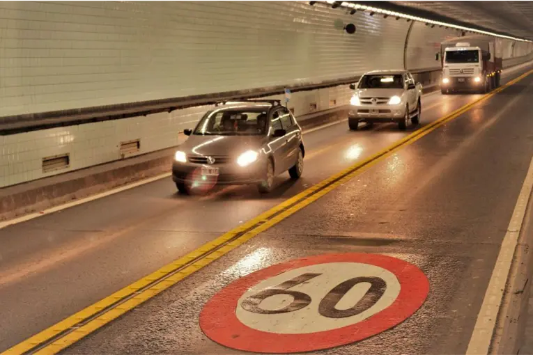 Retuvieron camioneta por adelantamientos indebidos en el Túnel Subfluvial: conductor sin licencia